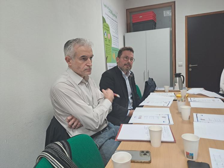 Vendredi 23 octobre à la Maison des agriculteurs à Changé, la FDSEA 53 et les JA 53 ont rencontré les responsables de la Coopérative U (à gauche et en haut à droite), avant de dialoguer lundi 26 octobre avec Étienne Jouzel, vice-président d'Intermarché et directeur des magasins de Laval et Bonchamp.