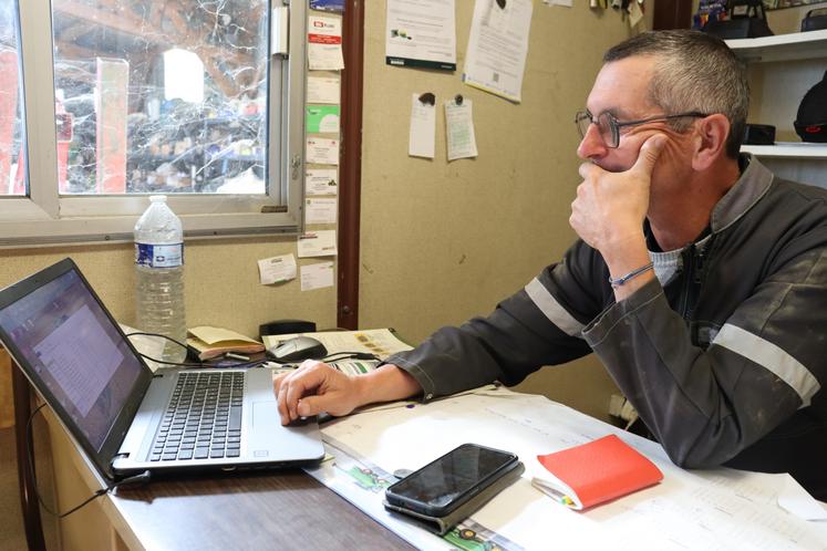 Au bureau, Mickaël Talvard ressort les factures des dernières années.