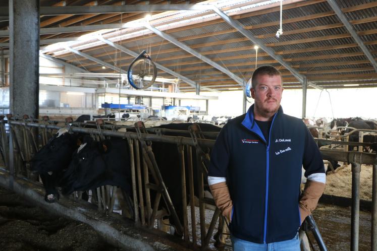Sylvain Lemonnier, éleveur de vaches laitières à Saint-Germain-de-Coulamer, ne regrette pas son investissement dans un système de ventilation en mai dernier. Ses vaches en ont profité cet été.