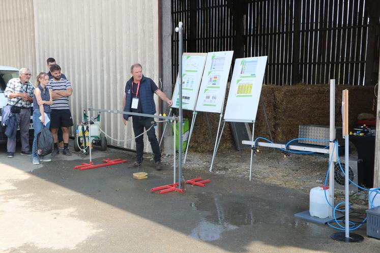 Gérard Besnier, conseiller à la Chambre d'agriculture, a procédé à des comparaisons entre différentes buses.