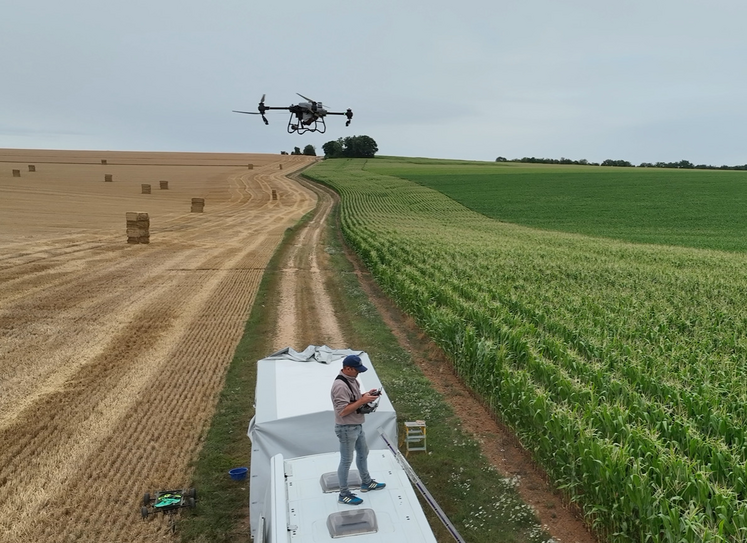 Stéphane Lemarié travaille avec le drone agricole DJI Agras T50 de 4 mètres d'envergure. « Pour les toitures, j'utilise un drone Aerobotic Spray de 1,50 mètre d'envergure, équipé d'une rampe motorisée permettant de travailler en basse et en haute pression », précise-t-il.