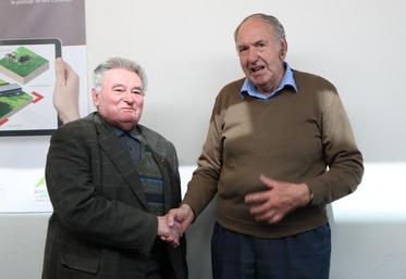 Paul Pautrel (à gauche) et son successeur à la présidence de l’Amoma, Alain Fourmond.