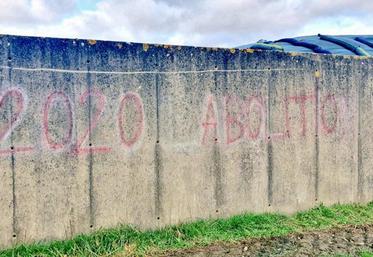 Un des murs des silos a été tagué « 2020 abolition ».