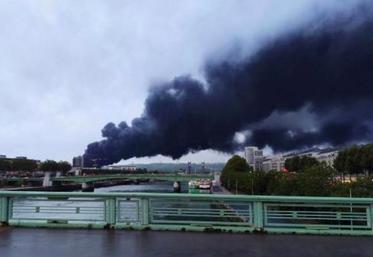 L'incendie de l'usine de Rouen a des conséquences directe sur le monde agricole : plus de 500 éleveurs sont touchés.
