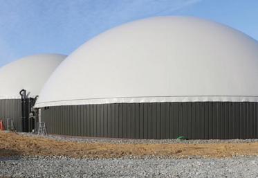 Les méthaniseurs permettent de produire du biogaz méthane pour satisfaire 50 % des besoins des habitants et entreprises de Meslay-du-Maine en hiver, et 100 % l’été.