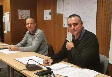 Stéphane Guioullier, président de la Chambre d’agriculture de la Mayenne, et Florent Renaudier, président de la Fdsea 53,
ont signé la charte d’engagement des utilisateurs de produits phytosanitaires.