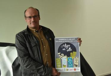 Stéphane Loupy présente l'affiche officielle de l'événement Agri en ville. R.W.