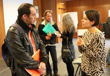 Charlène Le Bayon (à droite), initiatrice de cette journée, discute avec un candidat plutôt intéressé par les métiers du maraîchage.