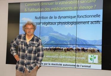 Philippe Labre, vétérinaire, préside la société Gentiana phytolabo. Il a développé des produits à base de plantes pour limiter le recours aux antibiotiques.