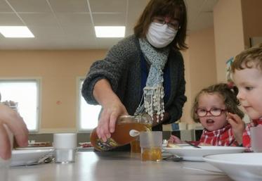 Sonia Piel a fait découvrir le jus de pommes de la Ferme du Pressoir aux élèves
des écoles de Craon.
