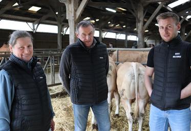 Malgré la pluie, environ 300 personnes se sont déplacées aux portes ouvertes de l'association des éleveurs de la race Blonde d'Aquitaine de la Mayenne, comme ici au Gaec Mézange à La Bazouge-des-Alleux chez Isabelle, Patrick et Boris Mézange. "Le but d'une journée comme aujourd'hui, c'est de montrer comment on travaille et de rencontrer du monde", expliquent-ils.