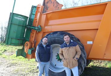 Steve Courcelle (à gauche), salarié à la Cuma de Ballots depuis 2013, et Quentin Béasse, président de la Cuma de Ballots (environ 90 adhérents), devant un des épandeurs de la coopérative. Cette année, les chantiers d'épandage représenteront une quinzaine de jours de travail.