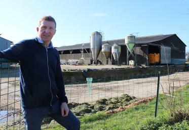 Arnaud Berron, agriculteur à La Bazouge-des-Alleux, relève son pluviomètre chaque jour depuis vingt ans. Passionné de météo, il adapte le planning de ses travaux agricoles en fonction des conditions climatiques.