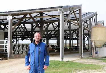 Maxime Gourand, l'un des trois associés du Gaec Le Bré Ménard, devant le bâtiment en toit usine mis en service en juillet 2022.