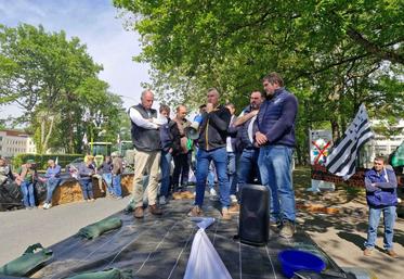 Tout comme Anthony Ménard, président de la FRSEA Pays de la Loire (2e en partant de la droite), les représentants agricoles reçus par l'Agence de l'eau se sont adressés aux manifestants à l'issue des échanges.
