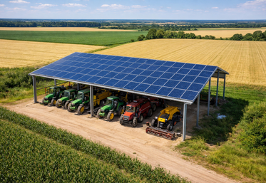 Exemple d'ombrière de Cuma avec panneaux photovoltaïques.