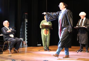 En ouverture, la compagnie de théâtre Tila Impro a fait le procès de Clément Drugeot. Un procès évidemment humoristique, qui a conquis le public.