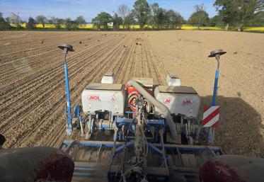 "Démarrage des semis de maïs (et sa poussière) avec dix jours d'avance... Il ne faut pas laisser la terre au vent et au soleil trop longtemps !", commentait le vendredi 10 avril dernier Mickaël Guilloux, agriculteur à Astillé.