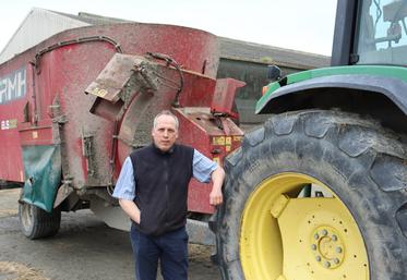 Jérôme Courty devant son bol d'alimentation. « Il tourne 2 heures par jour. Il faut 50 litres de fuel au quotidien pour soigner les animaux. Avec les prix actuels du GNR, cela représente 23 euros de plus par jour. Si on multiplie par 365 jours, cela donne 8 000 euros de plus à l'année... rien que pour s'occuper de ses bêtes ! »