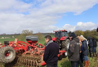 Après la partie théorique, les participants aux ateliers sur la destruction des couverts végétaux, jeudi matin 26 mars à La Bigottière, se sont montrés particulièrement attentifs au moment de la démonstration des matériels.