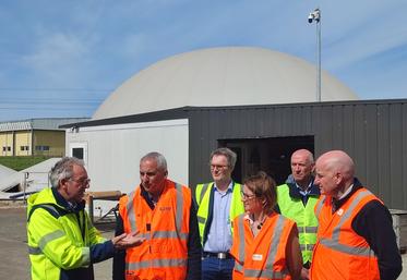 Benoît Dutertre (à gauche), président de la SAS Méthamaine, a présenté le site de méthanisation de Meslay-du-Maine à Jean-Luc Fugit (à sa droite), président du Conseil supérieur de l'énergie. Au premier plan également : Véronique Bel, directrice "clients-territoires" de GRDF Centre-Ouest, et Richard Chamaret, président de Territoire d'énergie Mayenne.