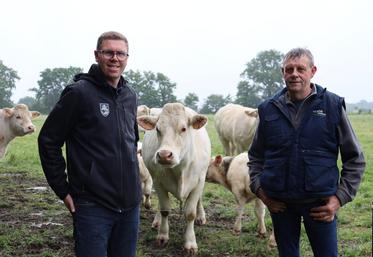 Jérôme Auffray (à gauche), éleveur à La Baconnière, et Stéphane Hervais, éleveur à Chémeré-le-Roi et président de l'association des éleveurs Charolais de la Mayenne.