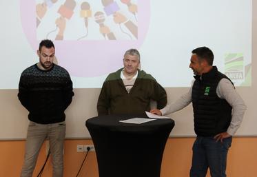 De gauche à droite : Alexandre Peltier, salarié à la Cuma du Loironnais, Laurent Garnier, président de la Cuma du Loironnais, et Romain Devaux, directeur de l'Anefa 53. 