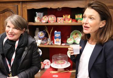 Catherine Drezen (à gauche), présidente de la fromagerie Vaubernier, avec Christelle Morançais, présidente de la Région Pays de la Loire.