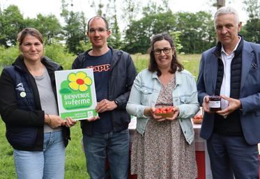 Sylvia Goisbault (à gauche), élue Bienvenue à la Ferme, a remis le panonceau d'agrément à Étienne Restif et Maude Laurent (au centre), en présence de Dominique Guineheux, maire de Saint-Quentin-les-Anges.