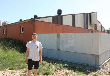 Maxence Duhamel devant la porcherie en cours de rénovation, à Saint-Céneré.