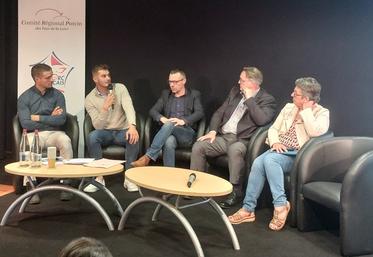 Yvonnic Rousselière (IFIP), Lucas Bernier, Dany Bricaud (Crédit Agricole Atlantique-Vendée), Arnaud Lebouvier (Crédit Mutuel Maine-Anjou, Basse-Normandie) et Florence Desillière (Conseil régional des Pays de la Loire) ont participé à la table ronde sur le financement des bâtiments porcins du futur.