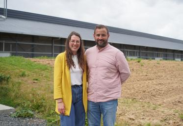 Au Gaec du Bois Béasse, Anne-Émilie a rejoint son mari Quentin. La première gère le nouveau bâtiment poules pondeuses (au premier plan, l'une des deux zones de plein air qui restait alors à aménager) ; son mari poursuit l'atelier vaches laitières.