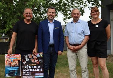 De gauche à droite : Yannick Lepetit, trésorier de l'association Mayenne Foires et Salons, Adrien Mottais, maire de la Ville de Mayenne et président de Mayenne Communauté, Claude Tarlevé, président du Cima 53 et vice-président du Conseil départemental de la Mayenne, et Sylvia Goisbault, élue à la Chambre d'agriculture de la Mayenne.