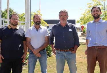De gauche à droite : Laurent Brunet, producteur laitier à Gennes-Longuefuye et administrateur Biolait ; David Hay, producteur de lait à Pommerieux et nouvel adhérent Biolait (ancien président de la coopérative Lait Bio du Maine) ; Philippe Marquet, président de Biolait, et Simon Brichart, directeur général de Biolait.