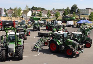 Jeudi 25 juin, à partir de 16h, le concessionnaire agricole Lesieur, basé dans la rue de Parigné à Mayenne, inaugurait ses nouveaux locaux. Pour l'occasion, les tracteurs et une grande partie du matériel agricole étaient de sortie.