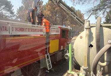 Le soutien des agriculteurs est apprécié par les pompiers. Ici, le ravitaillement d'un camion de pompiers, en Gironde, par des volontaires mayennais.