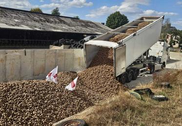 Pour les livraisons dans 13 exploitations, 23 camions ont été nécessaires.