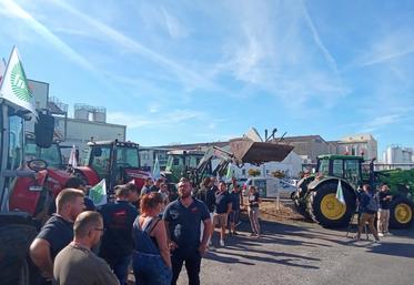 Mercredi matin, une soixantaine d'agriculteurs ont bloqué l'entrée des Fromageries Perreault pour manifester contre le prix du lait.