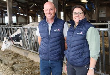 Depuis un peu plus d'un an, Cédric et Laetitia Houdmond, éleveurs laitiers à Cossé-le-Vivien, utilisent la solution NEO de chez Innoval. Derrière eux, une de leurs vaches équipée du collier.