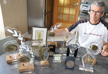 Olivier Duhamel avec les trophées glanés par son père. Son imagination lui a permis de remporter de nombreux prix Innov'Space, ainsi qu'un Inel d'Or, un Sedima d'Or... " Mon père a également remporté un Sarrasin de bronze et un Sully de bronze. Tous les prix ne sont pas chez moi, ils sont partagés entre les quatre enfants. "
