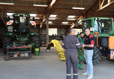 Discussions dans l'atelier de la Cuma de la Vaige (La Cropte) entre Mickaël Talvard (à gauche), salarié depuis 28 ans, le président Jean-Michel Riveron (à droite) et Benoît Cherruault (en arrière-plan), salarié depuis 2012.