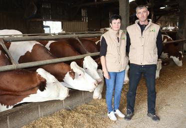 Karine et Anthony Dabo, éleveurs associés au Gaec Dabo, situé au lieu-dit La Haie à Bourgon.
