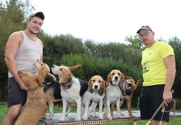Romain Chaplet (à droite) et son beau-frère Alexis Martineau partagent la même passion pour la chasse. À eux deux, ils comptent une vingtaine de Beagle dans leur meute de chiens. "Le fouet, c'est pour les dresser, mais jamais on ne leur taperait dessus", rappelle Romain Chaplet.