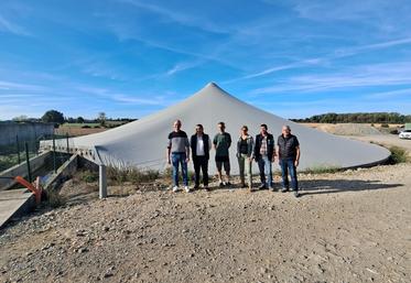 Les représentants de BHD Environnement, des Ets Dupin et de CS Biogaz, devant une fosse circulaire en béton couverte par Covagri®.