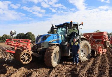 "La terre a été labourée avant les semis de blé. Elle est quand même assez souple dans notre secteur, elle se travaille toute seule", assure Stéphane Chauveau, agriculteur à Blandouet-Saint Jean.