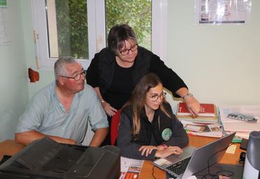 Les déplacements dans les bureaux des fermes mayennaises est une priorité du nouveau service Agri'Admin 53. Ce dernier est assuré par deux assistantes polyvalentes, Angélina Bréault (debout) et Mélina Marcadé.