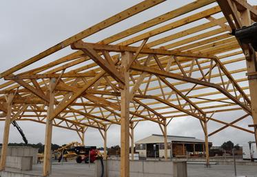 Le Gaec Harmauny a construit une nurserie en juillet (en haut à droite), ainsi qu'un hangar de stockage fourrage (en bas à droite). Actuellement, la charpente est en montage pour doubler la stabulation des vaches laitières, le tout combiné à un changement de système de traite.