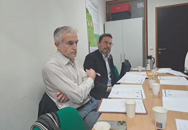 Vendredi 23 octobre à la Maison des agriculteurs à Changé, la FDSEA 53 et les JA 53 ont rencontré les responsables de la Coopérative U (à gauche et en haut à droite), avant de dialoguer lundi 26 octobre avec Étienne Jouzel, vice-président d'Intermarché et directeur des magasins de Laval et Bonchamp.