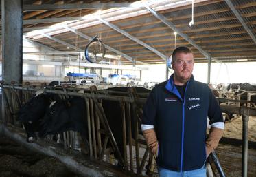 Sylvain Lemonnier, éleveur de vaches laitières à Saint-Germain-de-Coulamer, ne regrette pas son investissement dans un système de ventilation en mai dernier. Ses vaches en ont profité cet été.