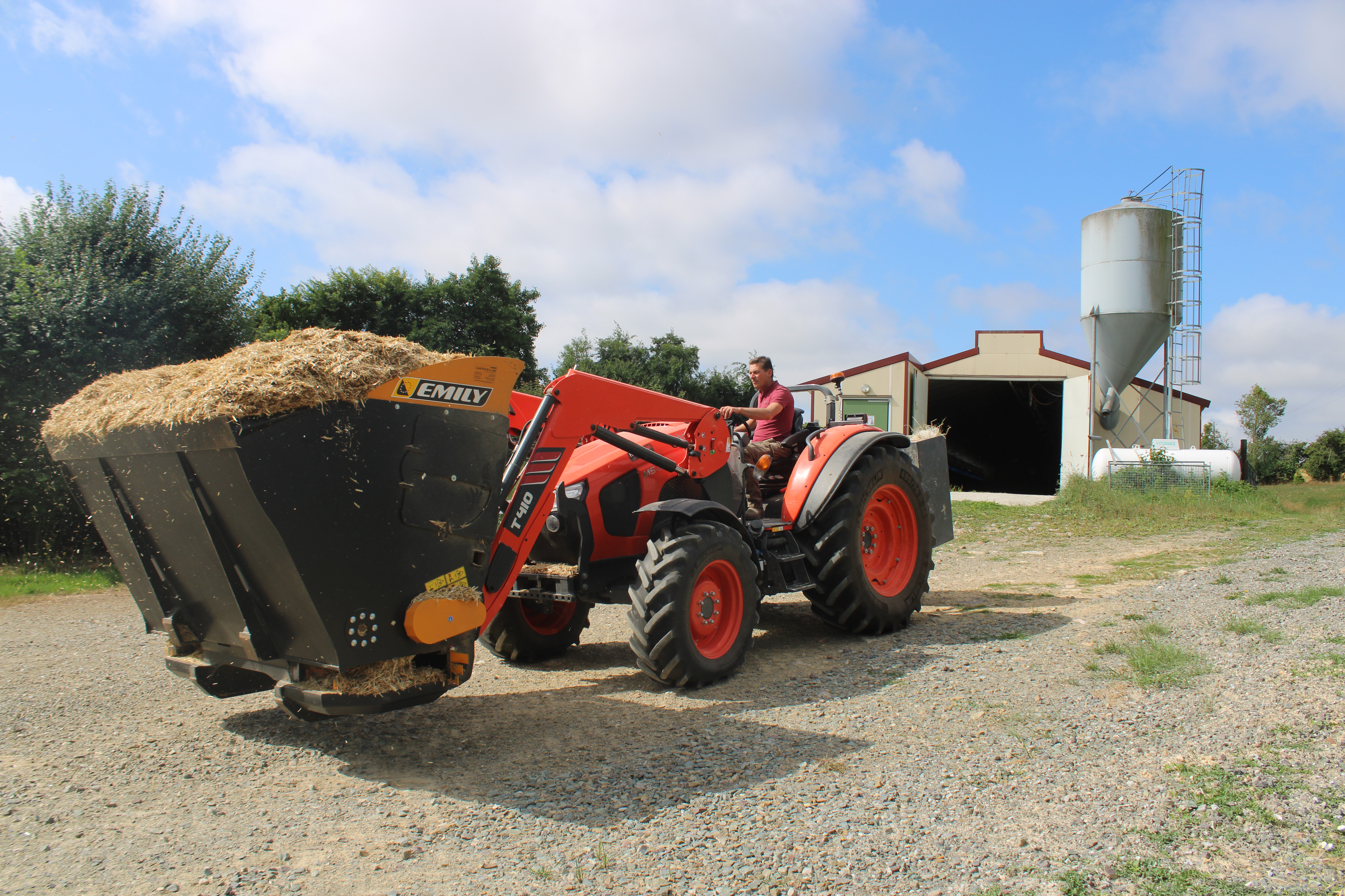 Balle de paille dans les champ après les moisson du blé en été